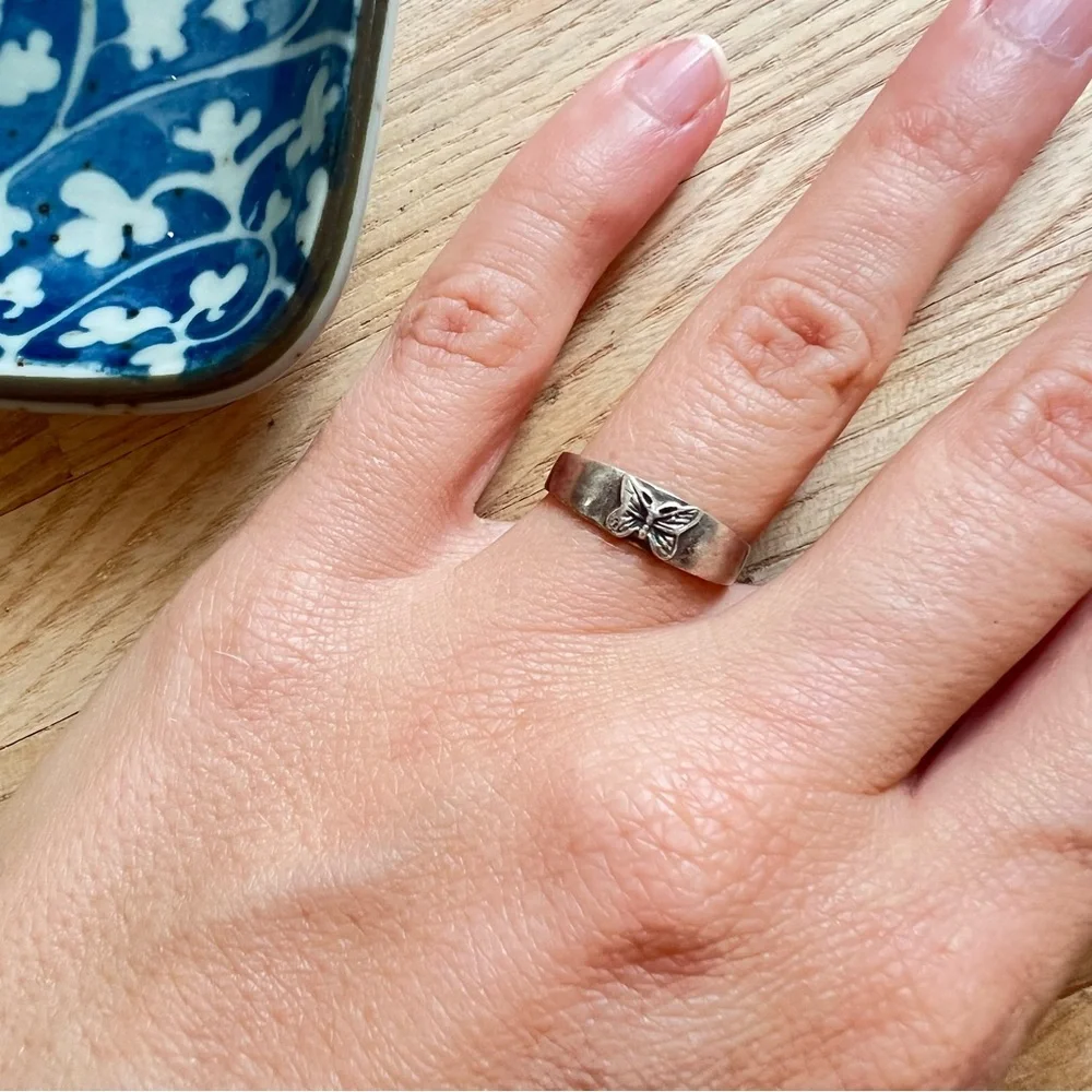 Vintage 925 Sterling silver butterfly band ring size 6.5 - Picture 3 of 10